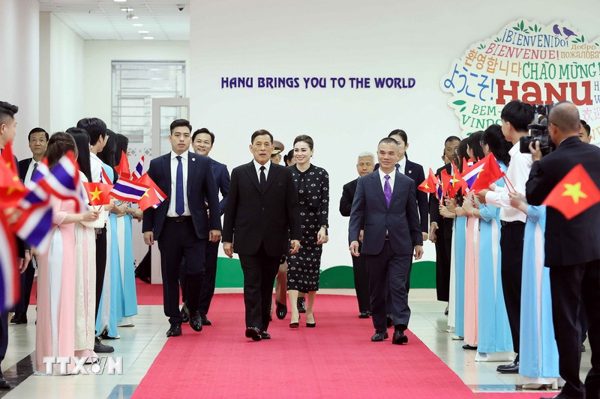 Nhà vua và Hoàng hậu Thái Lan thăm, gặp gỡ giảng viên, sinh viên Trường Đại học Hà Nội