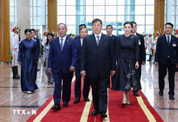 Nhà vua Vương quốc Thái Lan và Hoàng hậu đến Hà Nội, bắt đầu thăm Việt Nam