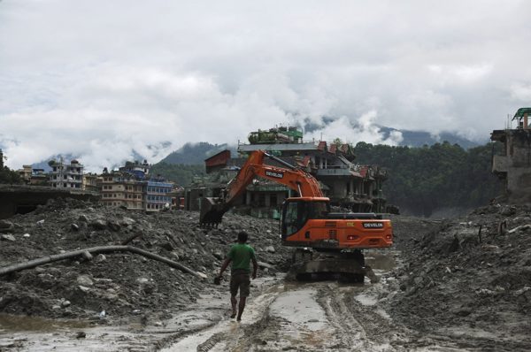 Nhà xác không còn chỗ trống, gần 4.000 người vẫn mất tích sau lũ quét ở Nepal