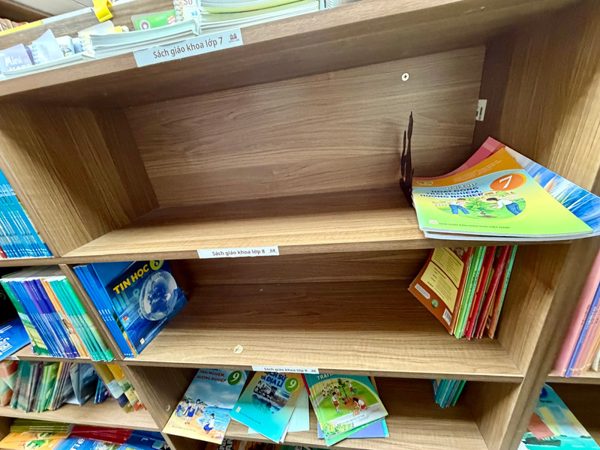 Nhà xuất bản nói gì về tình trạng ‘sốt’ sách giáo khoa?