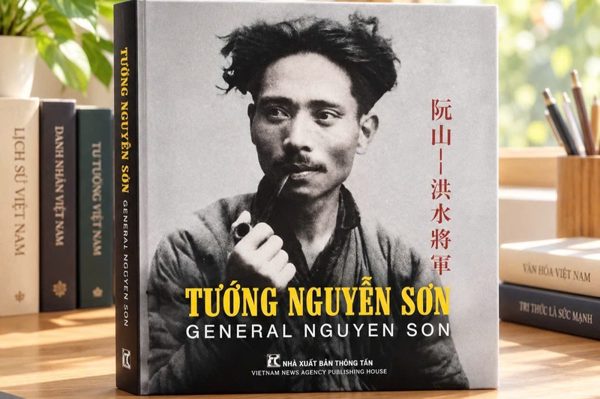 Nhà Xuất bản Thông tấn tái bản cuốn sách ảnh 3 ngữ Việt-Anh-Trung về Tướng Nguyễn Sơn