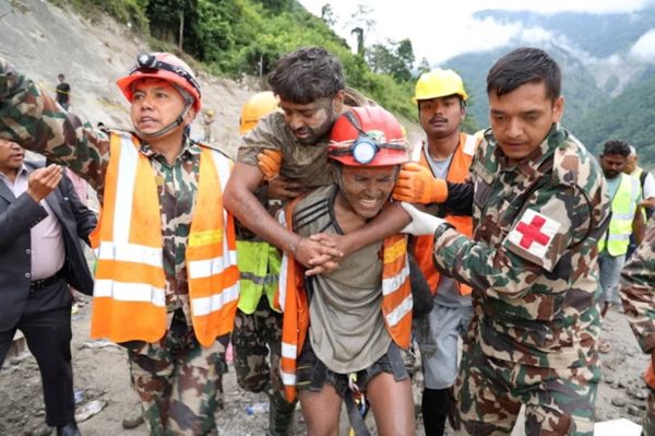 Nhân chứng kể lại 9 ngày sinh tồn trong hầm thuỷ điện sau trận lũ quét thảm khốc ở Nepal