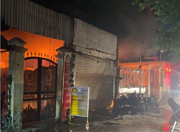 Nhân chứng vụ cháy tiệm sửa xe máy khiến 2 người tử vong: 'Tôi gọi 3 cuộc điện thoại không ai nghe máy'