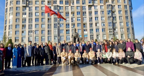 Nhân dân Nga - Việt Nam tưởng nhớ Chủ tịch Hồ Chí Minh tại Saint Petersburg