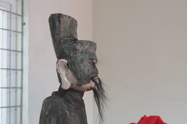Nhận định về tượng tai to, tay cầm vật giống khăn dạt vào bờ biển