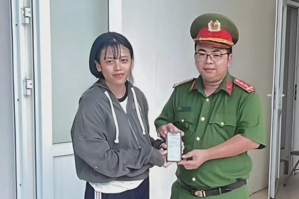 Nhận gần 1,4 tỷ đồng lúc nửa đêm, người phụ nữ vội báo công an
