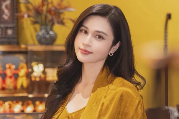 Nhan sắc đời thường cuốn hút của BTV Minh Trang Thời sự 19h VTV