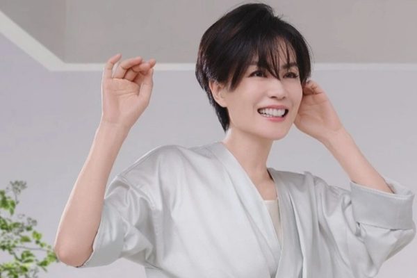 Nhan sắc Vương Phi tuổi 57 gây xôn xao: Xứng danh "nữ thần khó thay thế"