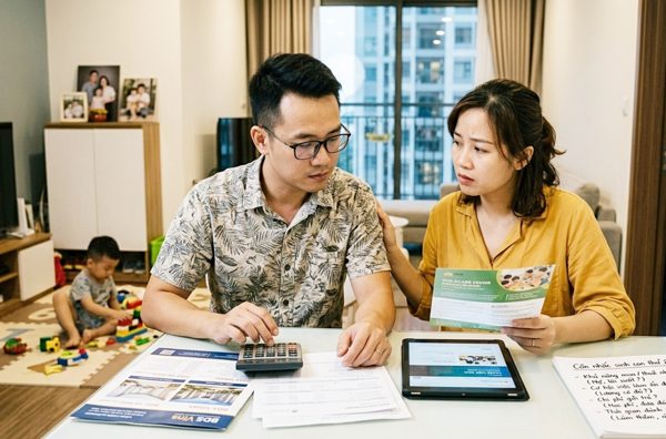 Nhận thưởng vì sinh hai con, mẹ trẻ vẫn canh cánh nỗi lo nuôi dạy