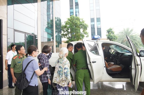 Nhận tiền đền bù dự án 2.900 tỷ đồng, người dân được Công an 'hộ tống' về tận nhà