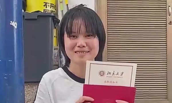 Nhận tin đỗ Đại học Bắc Kinh khi đang bày hàng ở chợ