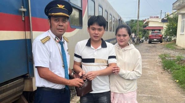 Nhân viên đường sắt trao trả hơn 30 triệu đồng hành khách bỏ quên trên tàu