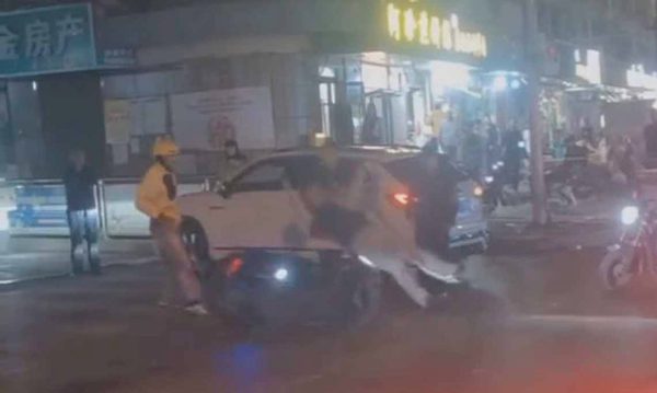 Nhân viên giao hàng dùng xe húc ngã kẻ cầm dao trên phố