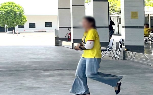 Nhân viên làm khổ trung tâm vì clip vui lạ 'thi bằng lái ô tô bằng một tay'
