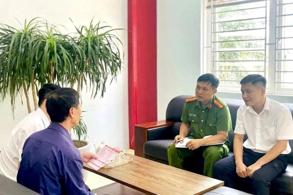 Nhân viên ngân hàng báo công an khi khách rút 1,5 tỷ đồng