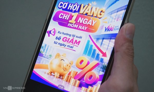 Nhân viên ngân hàng 'săn' khách gửi tiền trước khi hạ lãi suất
