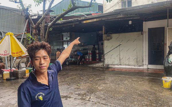 Nhân viên quán bia kể phút giải cứu 2 mẹ con nhảy xuống mái tôn trong vụ cháy làm 5 người chết