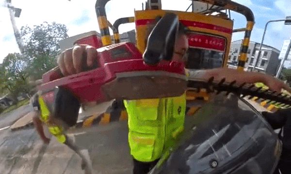 Nhân viên trạm thu phí cầm cưa chặn người đi xe máy