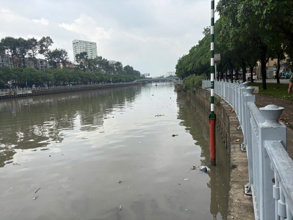 Nhân viên vớt rác phát hiện thi thể trên kênh Nhiêu Lộc