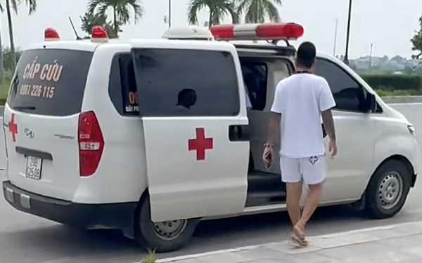 Nhân viên xe cấp cứu tư nhân tự vào bệnh viện tư vấn: Bệnh viện có phải chịu trách nhiệm?