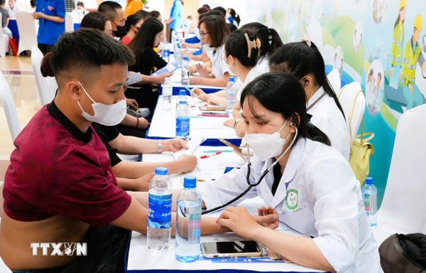 Nhân viên y tế được hưởng 6 mức phụ cấp ưu đãi nghề, cao nhất là 80%