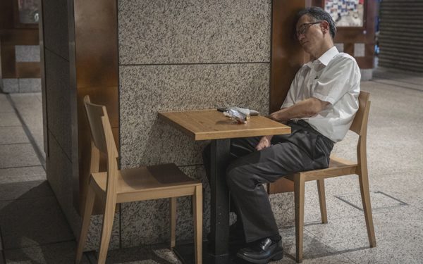 Nhật Bản nới lỏng giờ làm thêm, nỗi lo văn hóa 'làm đến kiệt sức' quay lại