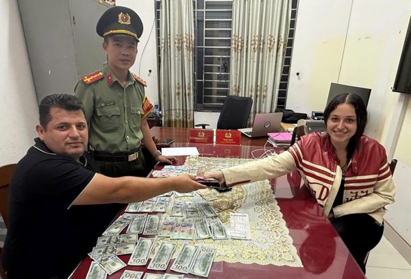Nhặt được chiếc ví chứa hàng nghìn USD, nữ du khách Ukraine giao nộp công an