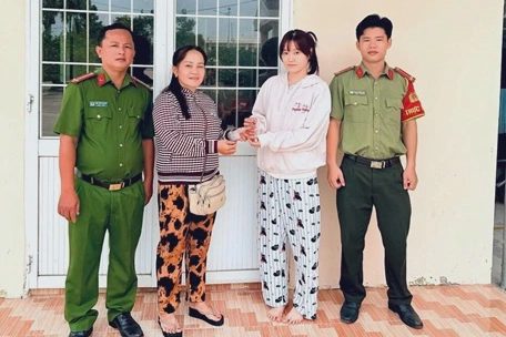 Nhặt được dây chuyền vàng, người bán vé số làm điều khiến chủ nhân xúc động