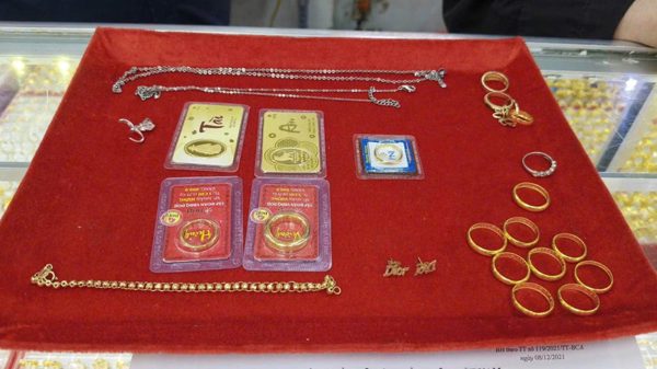 Nhặt được nữ trang vàng từ thùng rác, cụ bà giao nộp công an