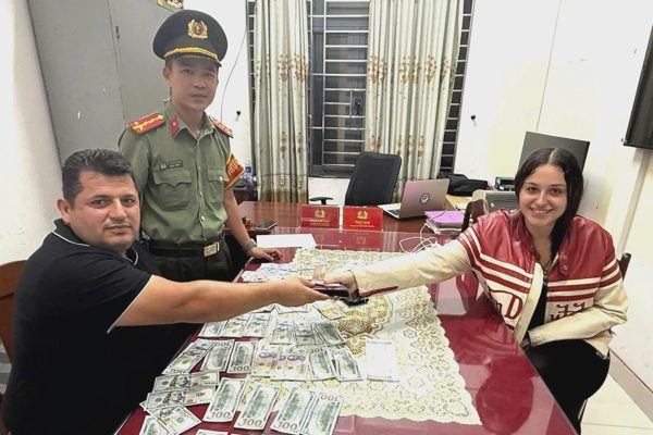 Nhặt được ví tiền ở Đà Nẵng, nữ du khách Ukraina mang đến đồn công an