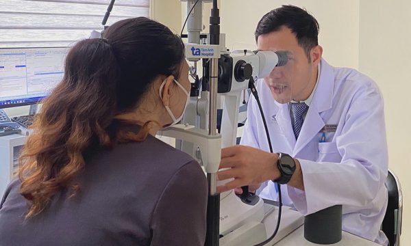 Nhiễm trùng răng lan đến hốc mắt gây giảm thị lực