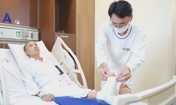 Nhiễm trùng xương do biến chứng tiểu đường sau cắt mụn cóc