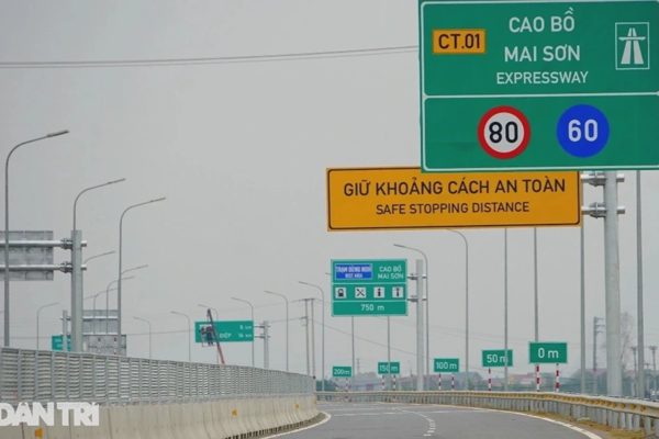 Nhiều cao tốc được yêu cầu lắp biển báo xác định khoảng cách an toàn