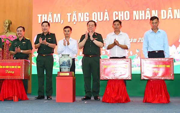 Nhiều chương trình an sinh xã hội trong ngày truyền thống 80 năm Cơ quan chính trị Quân khu 8