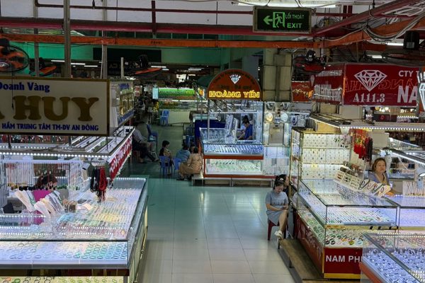 Nhiều cửa hàng kim cương mở cửa trở lại, có nơi hẹn thanh toán đến cuối 2027
