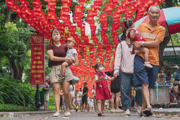 Nhiều điểm du lịch ở Hà Nội nhộn nhịp khách ngày lễ