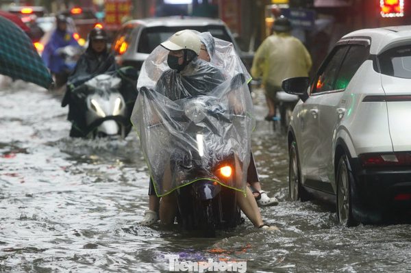Nhiều điểm ngập sâu, phụ huynh cõng con đến trường, vượt ngập đi làm