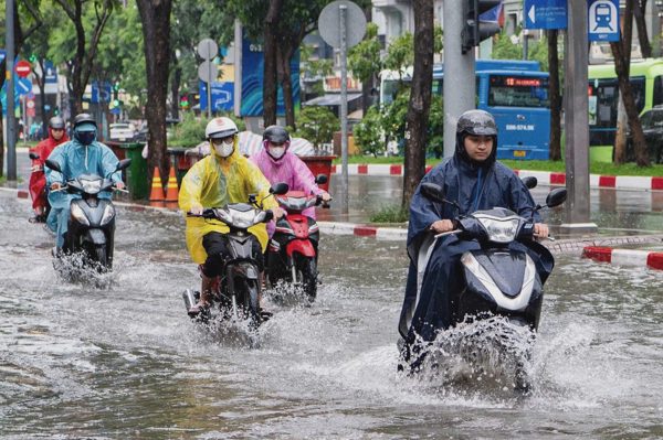 Nhiều đường ở trung tâm TPHCM ngập lênh láng giữa trưa