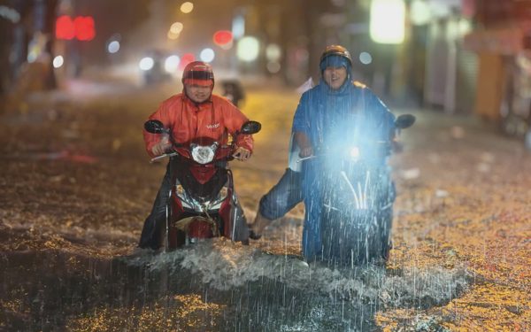 Nhiều đường tại TP.HCM ngập sau trận mưa lớn, hầm chui nút giao An Phú không ngập