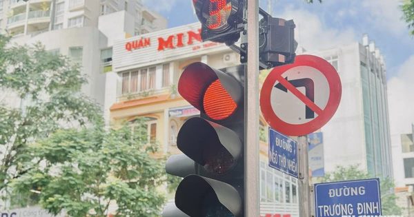Nhiều giao lộ trên đường Ngô Thời Nhiệm vừa lắp đèn tín hiệu: Có gì thay đổi?