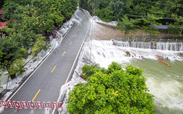 Nhiều khu dân cư trên đảo Cát Bà ngập sâu