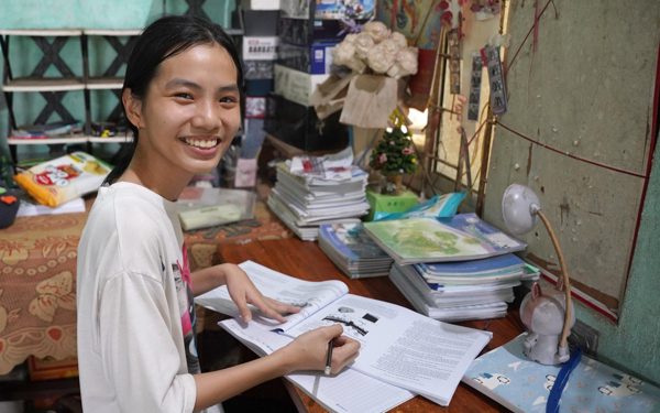 Nhiều ngày phải xin nghỉ học để xếp giấy kiếm tiền, nữ sinh mồ côi cha đậu đại học y dược