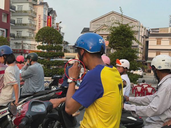 Nhiều người đi đường bị dính tàn thuốc, nên cấm hành vi vừa lái xe vừa hút thuốc