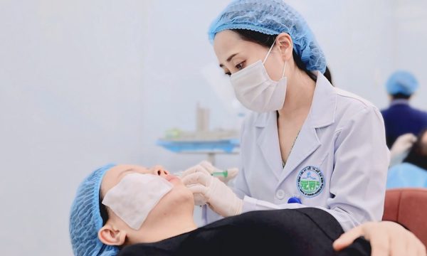 Nhiều người điều trị mụn trứng cá bỏ dở giữa chừng