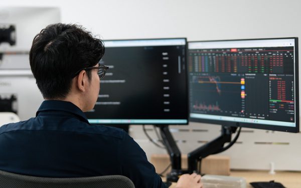Nhiều nhóm ngành tăng giá, VN-Index vẫn 'đánh rơi' 16 điểm