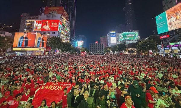 Nhiều nơi lắp màn hình lớn, bắn pháo sáng cổ vũ tuyển Việt Nam