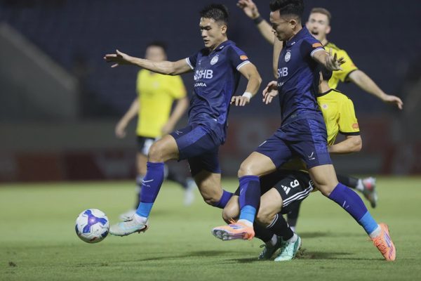 Nhiều pha bạo lực, tranh cãi về trọng tài ở trận SHB Đà Nẵng gặp Hà Nội FC