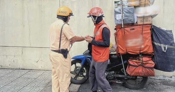Nhiều shipper bị CSGT TP.HCM phạt vì chở hàng cồng kềnh, che biển số