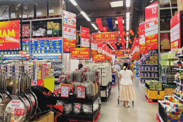 Nhiều siêu thị tấp nập dịp nghỉ lễ, lượng hàng hóa tăng 200%
