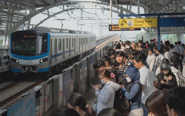 Nhiều sinh viên TP.HCM chọn metro đi học: Tiện lợi, an toàn lại tiết kiệm tiền